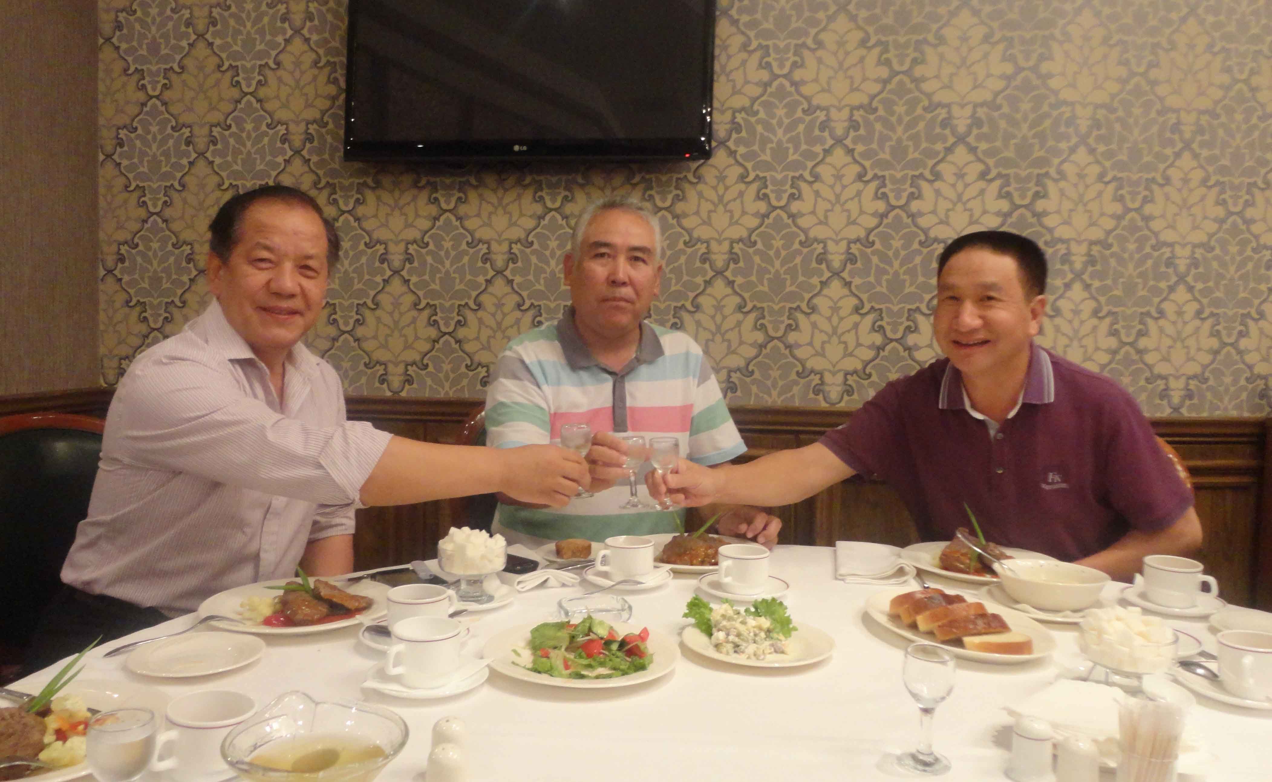 吉尔吉斯共和国地矿部南方勘探局局长参加股东见面会.JPG