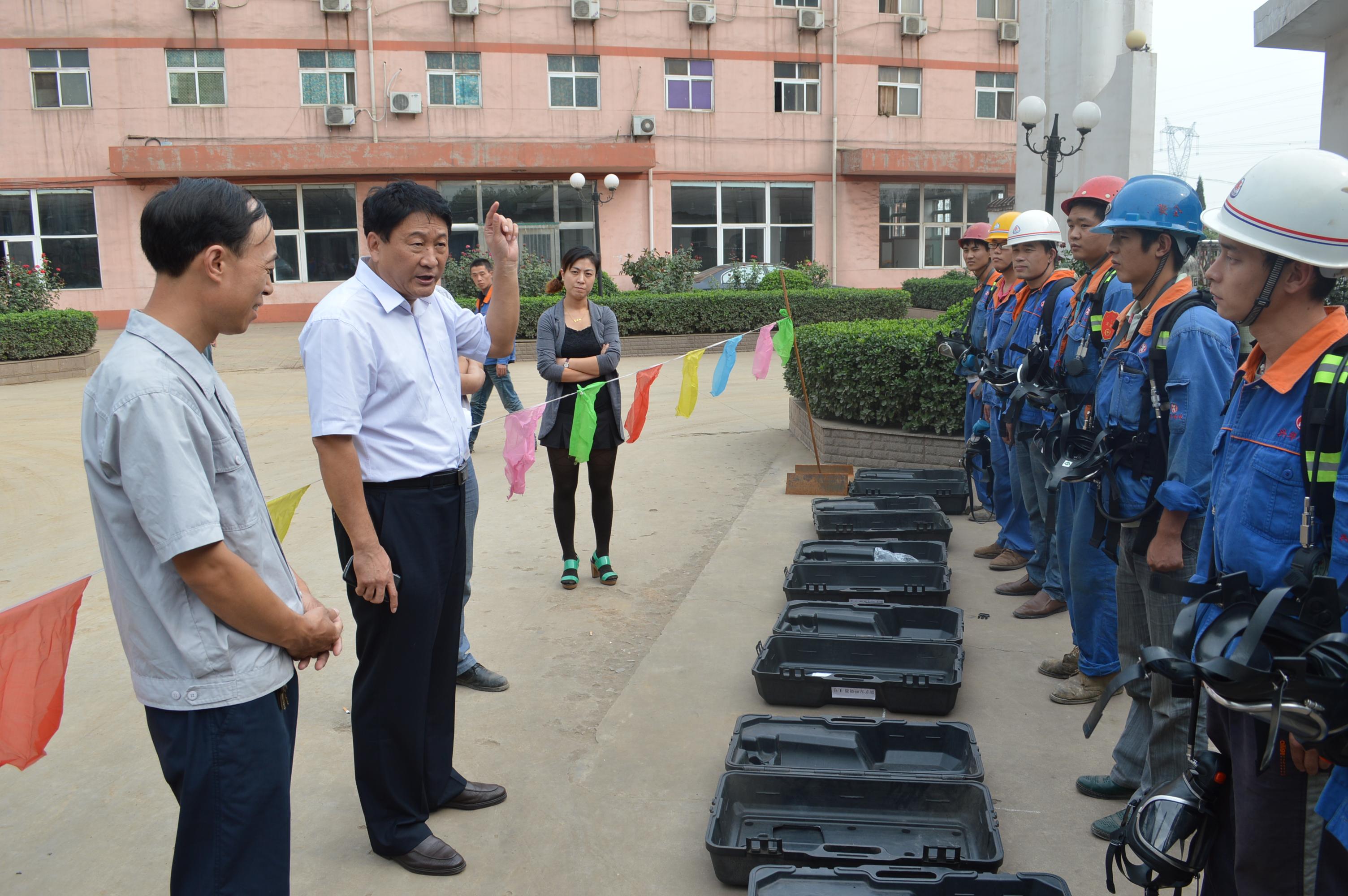 安监局领导到公司对参加河北省煤防大比武训练情况进行督导1.jpg