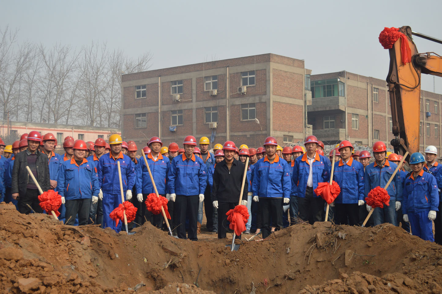 公司举行H型钢技改工程破土开工仪式.jpg